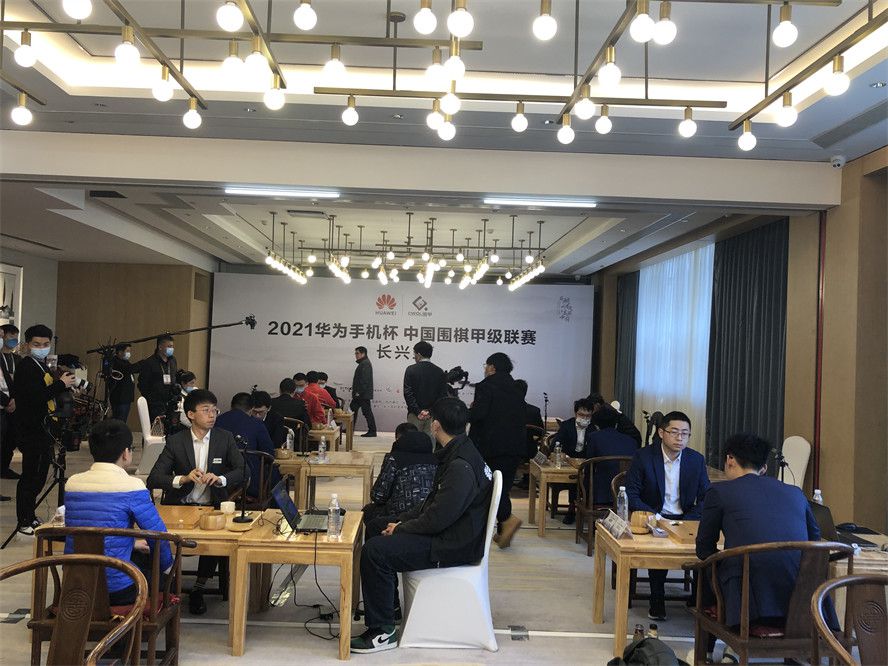 康素差在香港的贩毒生意被警方查处后带团队逃到金三角发展，却意外发现身边藏有卧底